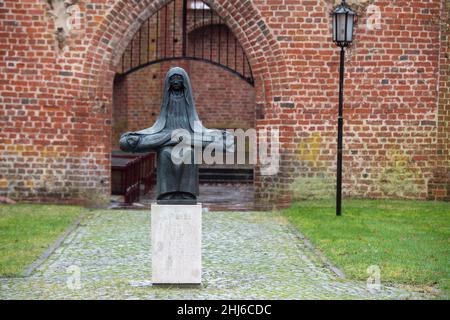 Stralsund, Allemagne.25th janvier 2022.Vue agrandie de la "Pietà" par le sculpteur et graphiste Ernst Barlach.in le Johanniskloster de Stralsund.La Pietà y a été placée à l'occasion du 50th anniversaire de la mort d'Ernst Barlach en 1988.C'est un mémorial commémorant les personnes qui ont été victimes des génocides des guerres.Credit: Stefan Sauer/dpa/Alay Live News Banque D'Images