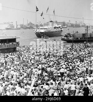 La reine Elizabeth II et le prince Philip, duc d'Édimbourg lors de la tournée royale du Canada.Sur les rives de la rivière Detroit, des dizaines de milliers de personnes se sont rassemblées pour les encourager.3rd juillet 1959. Banque D'Images