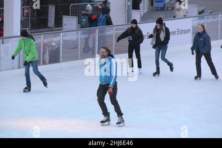 Vienne, Autriche.26th janvier 2022.Les gens patinent à Rathausplatz à Vienne, en Autriche, le 26 janvier 2022.Viennese Ice Dream à Rathausplatz, un événement annuel populaire de l'hiver de Vienne, se tient du 19 janvier au 6 mars de cette année.Credit: Guo Chen/Xinhua/Alay Live News Banque D'Images