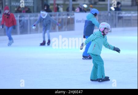 Vienne, Autriche.26th janvier 2022.Les gens patinent à Rathausplatz à Vienne, en Autriche, le 26 janvier 2022.Viennese Ice Dream à Rathausplatz, un événement annuel populaire de l'hiver de Vienne, se tient du 19 janvier au 6 mars de cette année.Credit: Guo Chen/Xinhua/Alay Live News Banque D'Images