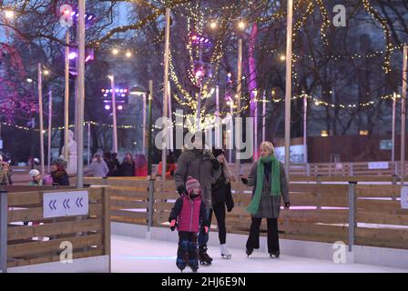 Vienne, Autriche.26th janvier 2022.Les gens patinent à Rathausplatz à Vienne, en Autriche, le 26 janvier 2022.Viennese Ice Dream à Rathausplatz, un événement annuel populaire de l'hiver de Vienne, se tient du 19 janvier au 6 mars de cette année.Credit: Guo Chen/Xinhua/Alay Live News Banque D'Images