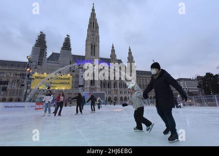 Vienne, Autriche.26th janvier 2022.Les gens patinent à Rathausplatz à Vienne, en Autriche, le 26 janvier 2022.Viennese Ice Dream à Rathausplatz, un événement annuel populaire de l'hiver de Vienne, se tient du 19 janvier au 6 mars de cette année.Credit: Guo Chen/Xinhua/Alay Live News Banque D'Images