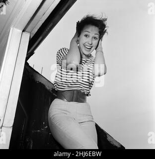 Danseuse una Stubbs, âgée de 22 ans, dans son appartement à Londres.4th décembre 1959. Banque D'Images