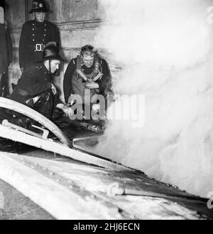 Scènes au marché de la viande de Smithfield dans le centre de Londres après qu'un incendie a éclaté dans les locaux de Union Cold Storage Co. Le feu, assisté par la brigade des pompiers de Londres, a brûlé pendant trois jours dans le labryinthe vieux de plusieurs siècles avant qu'il ne s'effondre.Photo prise : 23rd janvier 1958. Banque D'Images