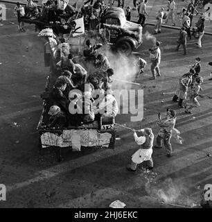 Bataille de camion.L'après-midi de l'étudiant.Une bataille de farine et de suie sur Marine Parade, Brighton, East Sussex.Un étudiant a été frappé pendant la bataille et a subi une commotion.Octobre 1957. Banque D'Images