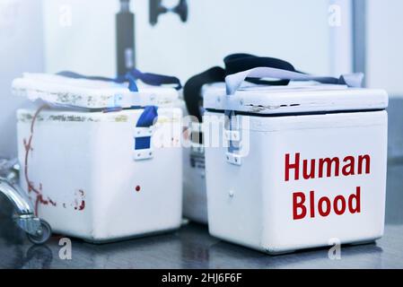 Sang de maintien de la vie.Prise de boîtes contenant des échantillons de sang dans un hôpital. Banque D'Images