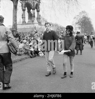 Interdire le mouvement de la bombe quatre jours de marche du Centre de recherche sur les armes atomiques d'Aldermaston, Berkshire, à Trafalgar Square, Londres, lundi 30th mars 1959.Notre photo montre ... main dans la main, Tim Megarry et Susan Wheeler.La deuxième marche annuelle de Pâques a été organisée par la campagne pour le désarmement nucléaire.Des dizaines de milliers de personnes ont marqué la fin de la marche d'Aldermaston par un rassemblement dans le centre de Londres.C'était la plus grande manifestation que Londres ait vu au 20th siècle. Banque D'Images