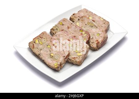 Terrine française traditionnelle en tranches recouverte de bacon isolé sur fond blanc Banque D'Images