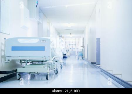 Là où la guérison se produit.Photo d'un lit d'hôpital dans un couloir vide d'un hôpital moderne. Banque D'Images