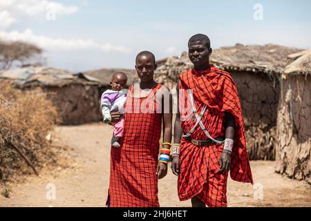 PARC NATIONAL D'AMBOSELI - 17 SEPTEMBRE 2018 : une jeune famille Maasai Banque D'Images