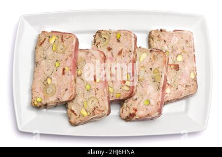 Terrine française traditionnelle en tranches recouverte de bacon isolé sur fond blanc Banque D'Images