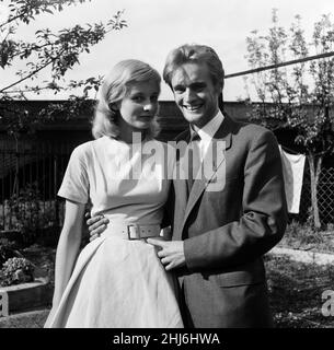 L'actrice Jill Ireland est photographiée avec son nouveau mari, l'acteur David McCallum.12th mai 1957. Banque D'Images