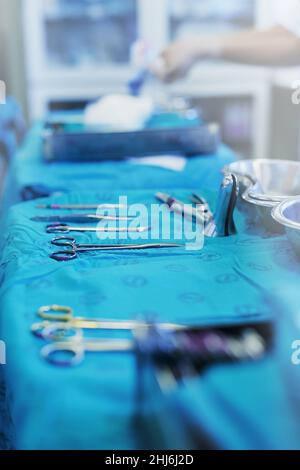 Outils chirurgicaux vitaux.Prise de vue d'une variété d'instruments chirurgicaux sur une table. Banque D'Images