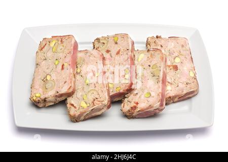 Terrine française traditionnelle en tranches recouverte de bacon isolé sur fond blanc Banque D'Images