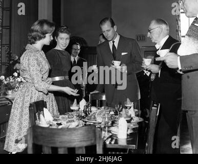 Le prince Philip, duc d'Édimbourg, visite Liverpool.À l'école de chemin Bankfield, le duc a montré un grand intérêt pour la table qui avait été mise en place par Pauline Robinson (à gauche), 18 ans, et Beryl Thomas, 19 ans.Le Lord Mayor est sur la droite.30th octobre 1959. Banque D'Images