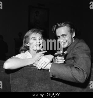 L'actrice Jill Ireland est photographiée avec son nouveau mari, l'acteur David McCallum.12th mai 1957. Banque D'Images