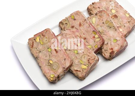 Terrine française traditionnelle en tranches recouverte de bacon isolé sur fond blanc Banque D'Images