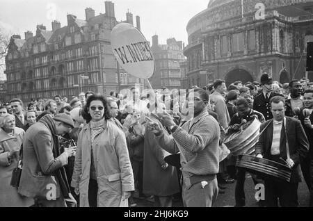 Interdire le mouvement de la bombe quatre jours de marche du Centre de recherche sur les armes atomiques d'Aldermaston, Berkshire, à Trafalgar Square, Londres, lundi 30th mars 1959.Notre photo montre ...Le contingent des Indiens de l'Ouest a pris part à la marche de la bombe anti-H.¿la deuxième marche annuelle de Pâques a été organisée par la campagne pour le désarmement nucléaire.Des dizaines de milliers de personnes ont marqué la fin de la marche d'Aldermaston par un rassemblement dans le centre de Londres.C'était la plus grande manifestation que Londres ait vu au 20th siècle. Banque D'Images