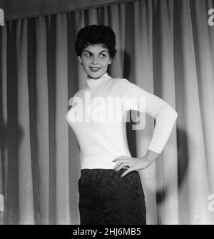 Nadja Regin, actrice serbe au Royaume-Uni pour faire son deuxième film télévisé anglais, meurtre à Berkeley Square, le film est l'une des séries sous le titre de Rendezvous, photographiée chez elle dans son West London Flat, dimanche 11th janvier 1959. Banque D'Images
