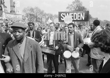 Interdire le mouvement de la bombe quatre jours de marche du Centre de recherche sur les armes atomiques d'Aldermaston, Berkshire, à Trafalgar Square, Londres, lundi 30th mars 1959.Notre photo montre ...Les Indes occidentales, les contingents japonais et suédois participant à la marche de la bombe anti-H.¿la deuxième marche annuelle de Pâques a été organisée par la campagne pour le désarmement nucléaire.Des dizaines de milliers de personnes ont marqué la fin de la marche d'Aldermaston par un rassemblement dans le centre de Londres.C'était la plus grande manifestation que Londres ait vu au 20th siècle. Banque D'Images