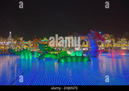 Vue nocturne du centre de divertissement du parc avec dragon au Global Village. Banque D'Images