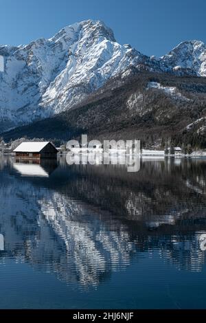 Rêve pays des merveilles hivernales à Almtal, Salzkammergut.Arbres gelés, montagnes enneigées, Almsee transparent avec hangar à bateaux en bois, totes Gebirge Banque D'Images