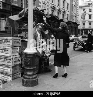 Un barrow décoré de garçons stall à la veille de son mariage, à l'extérieur de la station de Charing Cross.6th août 1958. Banque D'Images