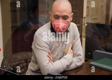 Hambourg, Allemagne.27th janvier 2022.Le défendeur est assis dans la salle d'audience du bâtiment de la justice pénale au début du procès.En avril 2021, il aurait filmé une opération de police sur l'Alster extérieur causée par lui en raison d'une violation de l'exigence de distance et de masque.Les étiquettes de nom des agents de police étaient reconnaissables.L'ancien de 30 ans a diffusé en direct certaines séquences, puis les a téléchargées sur ses comptes de réseaux sociaux.Credit: Marcus Brandt/dpa/Alay Live News Banque D'Images