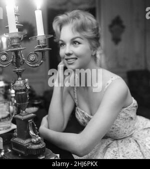 Mylène Demongeot, actrice française, photographiée à Londres, mercredi 26th mars 1958.Mylène est au Royaume-Uni pour la première du film Bonjour Tristesse, dans lequel elle joue le rôle d'Elsa. Banque D'Images