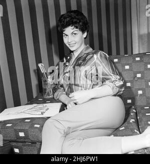 Nadja Regin, actrice serbe au Royaume-Uni pour faire son deuxième film télévisé anglais, meurtre à Berkeley Square, le film est l'une des séries sous le titre de Rendezvous, photographiée chez elle dans son West London Flat, dimanche 11th janvier 1959. Banque D'Images