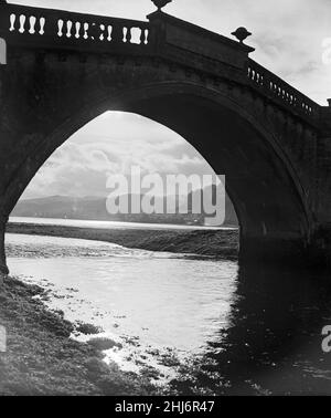 Pont d'Aray, sous lequel la rivière Aray et le Loch Fyne se rencontrent.Par l'arche de l'ancien pont Loch Fyne peut être vu dans toute sa splendeur avec le sommeil Inveraray ajusté sur ses rives.Argyll et Bute, Écosse, 7th novembre 1956. Banque D'Images