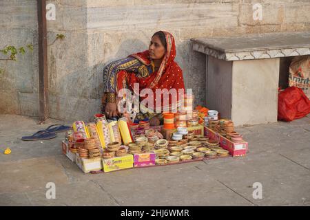 Une vieille femme assise sur le marché de rue indien et vendant des bracelets colorés. Lady vendant des bangles sur les rues de la ville d'Udaipur. : Udaipur Inde - juin Banque D'Images