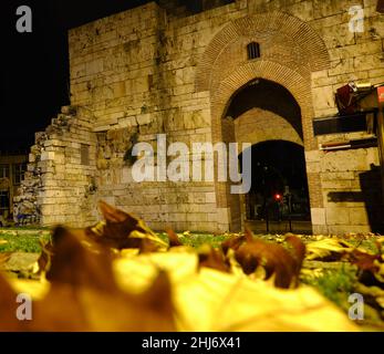 Photo de nuit, porte sultan nom local est saltanat kapisi à Bursa le soir. Banque D'Images