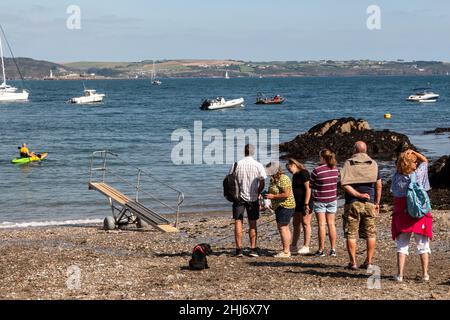 Le ferry à pied, The Plymouth Princess, arrive à la plage de Cawsand.Cornwall, Royaume-Uni Banque D'Images