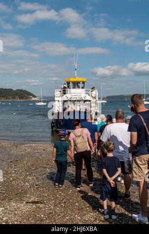 Le ferry à pied, The Plymouth Princess, arrive à la plage de Cawsand.Cornwall, Royaume-Uni Banque D'Images