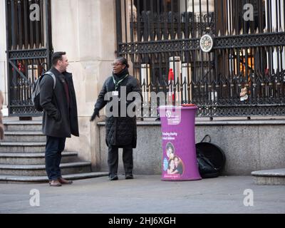 Société nationale des enfants sourds, collectionneur de charité communément appelé « chutiers » ou « collectes de fonds », travaillant à l'extérieur de la gare de Liverpool Street Station Banque D'Images