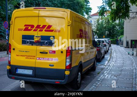 Varsovie, Pologne - 28 juin 2019 : livraison DHL bus jaune.Transport de colis et de courrier.Transport dans la ville sur la rue. Banque D'Images