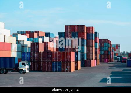 Vue de la pile de conteneurs Perspectives de l'industrie et du transport Commerce international et investissement Banque D'Images