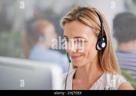 Réglé.Portrait court d'une jolie femme blonde portant un casque au travail. Banque D'Images