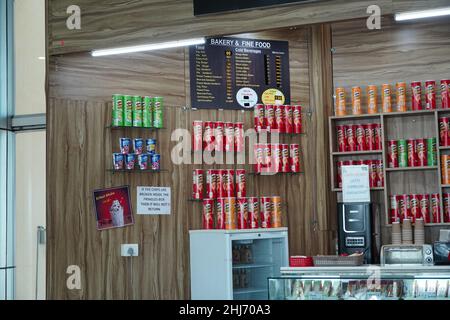 Rangées de collations Pringles à l'intérieur de l'hypermarché. Propriété de la Kellogg Company, Pringles est une marque de chips de pommes de terre en collation. Assortiment de chips de marque Banque D'Images