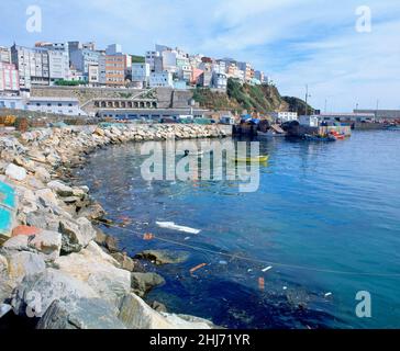 PUERTO PESQUERO CON SUCIEDAD EN EL AGUA Y EL PUEBLO AL FONDO - FOTO AÑOS 90.Emplacement : EXTÉRIEUR.MALPICA DE BERGANTIÑOS.LA COROGNE.ESPAGNE. Banque D'Images