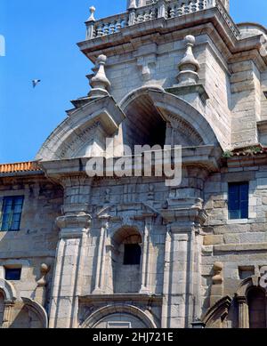 DETALLE SUPERIOR DE LA FACHADA DE LA IGLESIA DEL CONVENTO DE SANTO DOMINGO - FINALES DEL SIGLO XVIII - FOTO AÑOS 90.AUTEUR: RICOY ALBERTO ATRIBUIDO.LIEU: IGREJA DE SAO DOMINGOS.LA CORUNA.LA COROGNE.ESPAGNE. Banque D'Images