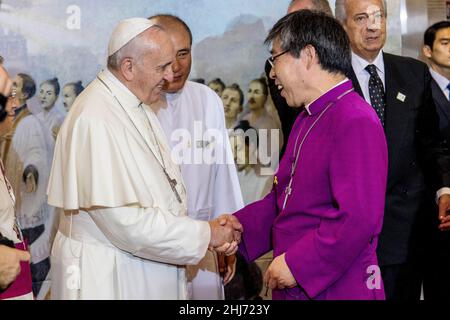 18 août 2014 - Séoul, Corée du Sud : le pape François rencontre les chefs religieux de la Corée du Sud à la cathédrale Myeong-dong à Séoul. Le pape tiendra une messe à la cathédrale Myeongdong près du centre-ville de Séoul pour prier pour la paix et la réconciliation entre la Corée du Nord et la Corée du Sud. Banque D'Images