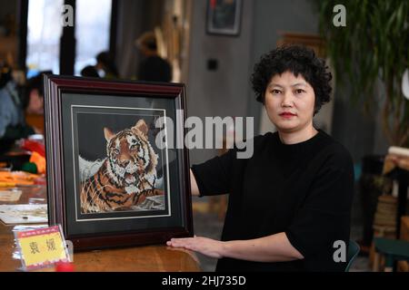 Yakeshi, Yakeshi, Chine.27th janvier 2022.Le 24 janvier 2022, des artistes de Yakeshi en Mongolie intérieure ont créé des œuvres d'art avec des éléments de tigre pour célébrer le Festival de printemps de l'année du tigre.(Image de crédit : © SIPA Asia via ZUMA Press Wire) Banque D'Images