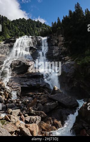 Majestueux Grawa Waterrfall en Stubaital autrichien.Eau puissante au Tyrol.Destination touristique en été Autriche. Banque D'Images