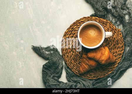 Vue de dessus d'une tasse de café et de croissants fraîchement cuits avec espace de copie sur fond bleu Banque D'Images