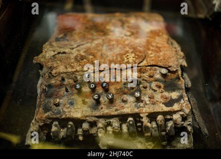 Schleswig, Allemagne.27th janvier 2022.Une machine de chiffrement Enigma est stockée dans un bain d'eau dans l'atelier de restauration du château de Gottorf.La restauration des machines de chiffrement « Enigma » récupérées à Schlei et dans la mer Baltique a commencé.Credit: Axel Heimken/dpa/Alay Live News Banque D'Images