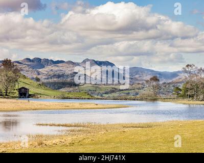 Vue sur Wise Een Tarn, en direction de l'ouest vers Langdale Fells Banque D'Images