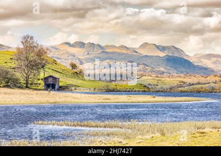 Vue sur Wise Een Tarn, en direction de l'ouest vers Langdale Fells Banque D'Images