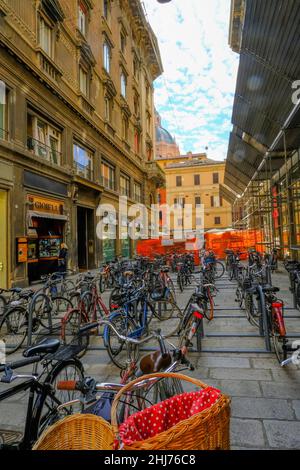 Octobre 2021 Bologne, Italie: Beaucoup de vélos garés dans le centre de la ville en travers des bâtiments. Banque D'Images